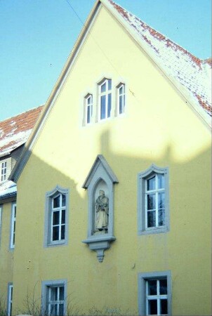 Nische mit Standbild Luthers an der Georgenschule