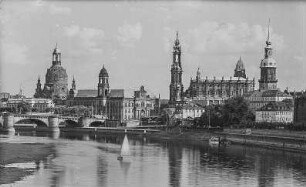 Dresden, Blick von der Marienbrücke nach Osten auf die Altstadt mit Dampfer mit Segelboot