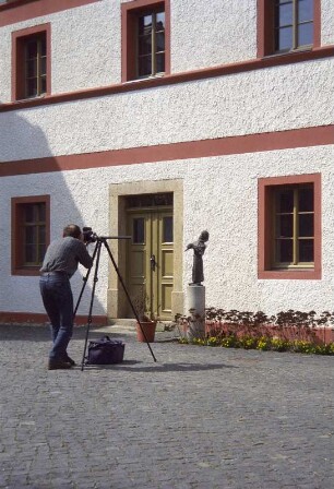 Ostritz. Siegfried Bregulla bei der Fotografie der Skulptur des Heiligen Franziskus im Kloster Marienthal