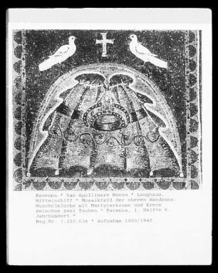 Mosaiken der Obergadenwände — Christusszenen — Muschelnische mit Märtyrerkrone und Kreuz zwischen zwei Tauben