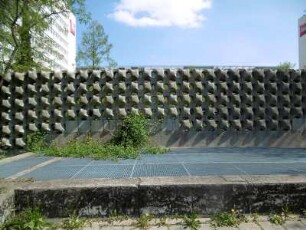 Dresden: Hotelgarten hinter Prager Straße 7/Reitbahnstraße, Formsteinwand