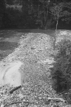 Schotterführender Fluß : Steinige Flusslandschaft