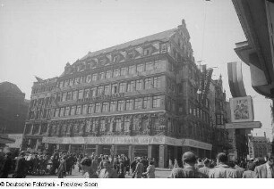 Passanten vor dem Zentralmessepalast, Herbstmesse 1953