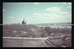Blick auf eine Stadt an der Ostfront