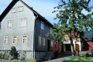 Bauernhof; Eingang Wohnhaus über Treppe, Obstbaum
