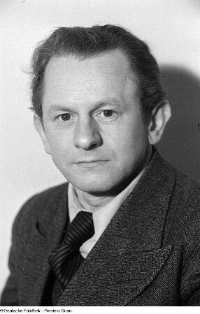 Porträtaufnahmen des Lehrers W. Bartel, Mitglied im Bund der Antifaschistinnen und Antifaschisten (VVN) : aufgenommen anlässlich der Gründung der Vereinigung der Verfolgten des Naziregimes - Bund der Antifaschistinnen und Antifaschisten (VVN)