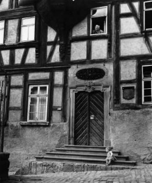 Bad Wimpfen, Blaue Turmgasse 166. Bürgermeister-Elsässer-Haus (1551/1600 und 1717). Straßenansicht (Teilansicht) mit Eingang