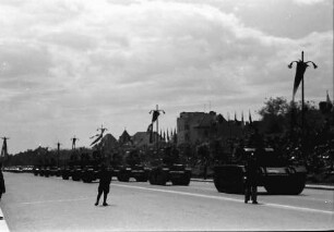 Bukarest: Vorbeimarsch Tanks