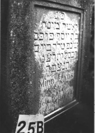 Grabstein 25 (Index: 100116537) Material: Sandstein Zustand: gut Maße HxBxT: 113x55x16 cm Beschreibung: Stele, Sockel, mit Abdeckplatte, rechteckiges Schriftfeld eingetieft: Grabstein 25B