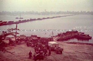 Wehrmachtssoldaten überqueren einen Fluss auf einer Behelfsbrücke