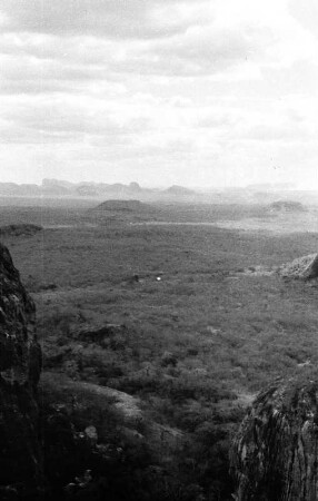Nemba Inselberg : Blick von einem Inselberg auf eine Ebene mit weiteren Inselbergen bei Ancuabe