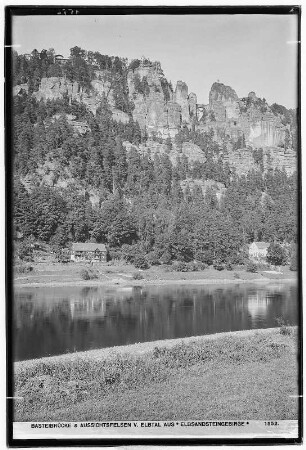 Basteibrücke und Aussichtsfelsen vom Elbtal aus. Elbsandsteingebirge
