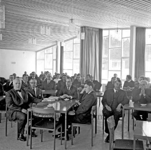 Franz-Spliedt-Heim: Jugendheim des Deutschen Gewerkschaftsbundes (DGB-Nordmark): Seebergen: Erweiterungsbau mit Lehrsaal und Bettenhaus: Einweihung: Blick in den Lehrsaal mit Gästen an Tischen