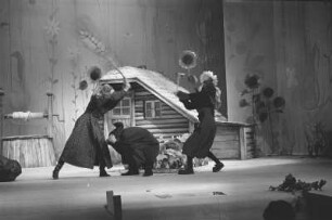 Szenenbilder aus "Das Rübchen", Theaterstück von Pawel Maljarewski nach dem Märchen "Repka“. Aus dem Russischen und Bearbeitung von Horst Hawemann und Peter Ensikat. Theater der Freundschaft Berlin, 29.11.1969