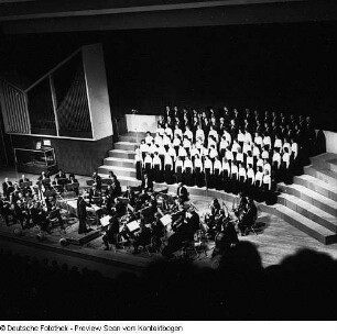 Neuer Chor Dresden, Kinder- und Jugendchor sowie Knabenchor Dresden unter Chorleiter Manfred Winter. Konzert mit dem Staatlichen Sinfonieorchester Pirna im Kulturpalast Dresden (Moderatorin Traute Richter), 25.05.1975