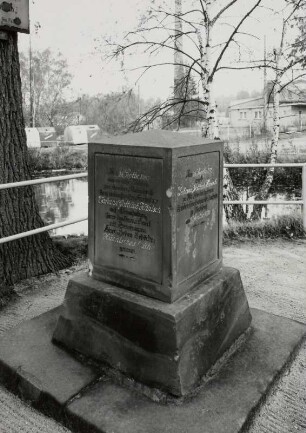 Gedenkstein für Johann Gottlieb Hänisch, Gründer der Bertsdorfer Bleiche 1773