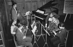 Instrumentenbau Markneukirchen (Reportage) : Musikinstrumentenbau Markneukirchen. Streicherquintett beim Musizieren