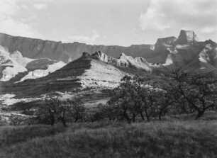 Die Drakensberge : Blick auf die Drakensberge ("Drachenberge"). Rechts der Gipfel des Sentinel