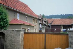 Zweiseithof mit Mauer, Tor und Personenpforte