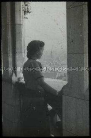 Junge Frau auf dem Rathaus von München
