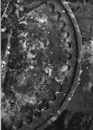 Grabstein 107 (Index: 100110753) Material: Sandstein Zustand: Giebelfragment, stark verwittert Maße HxBxT: 54x82x20 cm Beschreibung: Rundbogenabschluß (Fragment): Grabstein 107A