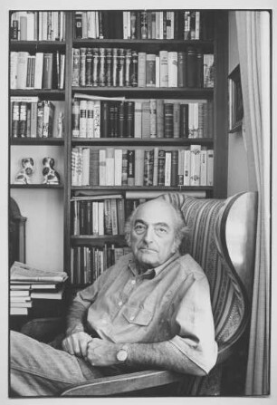 Der Schriftsteller Stefan Heym in seiner Wohnung