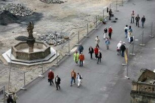 Dresden-Altstadt. Neumarkt. Blick aus dem QF Hotel auf den Jüdenhof mit Türkenbrunnen (Friedensbrunnen) während der Erneuerung des Straßenbelages