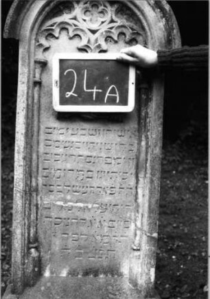Grabstein 24 (Index: 100090846) Material: Sandstein Zustand: gebrochen/repariert Maße HxBxT: 158x55x20 cm Beschreibung: getreppt. Sock. , Rundbogenabschl. m. Mittelakroter, beidseit. dünne Halbsäulen Symbolik: ineinandergelegte Hände, Maßwerk: Grabstein 24A