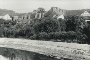 Elsterberg, Burg : Elsterberg. Blick von Nordwesten über die Weiße Elster auf die Ruine der Burg Elsterberg