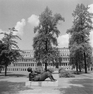 Dresden-Johannstadt. Medizinische Akademie "Carl Gustav Carus" (heute Universitätsklinikum), Kinderklinik (1927-1930, P. Wolf), im Vordergrund Plastik "Mutter mit Kind"