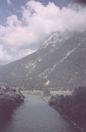 Mittenwald. Gebirgslandschaft mit Fluss