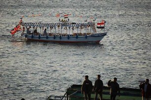 Luxor - Ausflugsschiff auf dem Nil : Ägyptisches Ausflugsboot für Touristen auf dem Nil bei Luxor mit britischer und ägyptischer Fahne, aufgenommen 2006