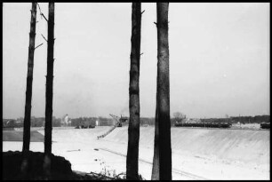 Nikolassee: Durchblick durch Bäume auf Baustelle [Autobahnbau]
