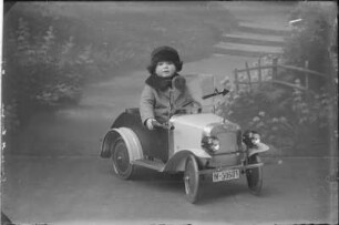 Kind mit Auto