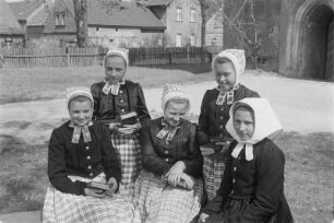 Mädchen in Schleifer Tracht aus Trebendorf. : Holcy w Slepjanskej drasće z Trjebina.