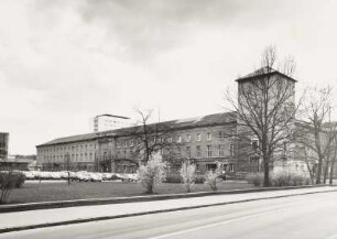 Weimar, Weimarplatz. Ehemaliges Gauforum (1936-1937, H. Giesler). Südlicher Komplex mit Turm (Verwaltung)