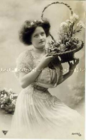 Postkarte mit Frauenbild
