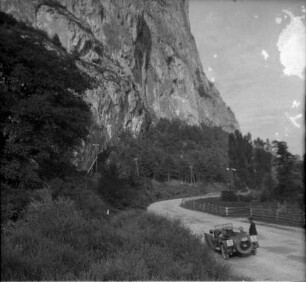 Dolomitenstraße, links hohe Felswand