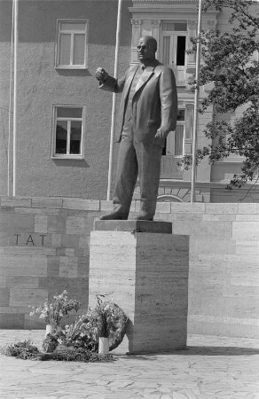 Thälmanndenkmal : Thälmanndenkmal. Bronze; Höhe 170 cm (Statue) (1958; W. Arnold). Weimar, Platz der 51.000