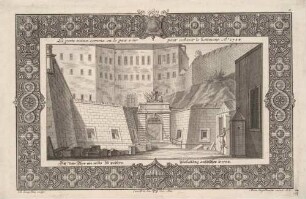 Blick aus der Grabenschere auf das Medusentor mit Wappenbekrönung und das Torhaus der Festung Königstein in der Sächsischen Schweiz, aus der Reihe „Verschiedene Prospecte ... der weltberühmten Festung Königstein" bei Engelbrecht