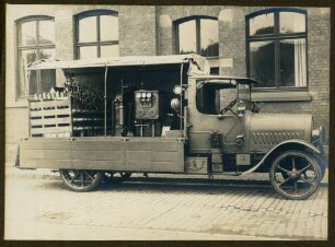 Foto eines beladenen Lastkraftwagens für den Gerätetransport für Luftminenwerfer