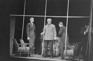 Szenenbilder aus "Der aufhaltsame Aufstieg des Arturo Ui" von B. Brecht. Mit E. Schall in der Titelrolle, R. Drexel als Betty Dullfeet, G. Naumann als Verteidiger O'Casey, W. Kaiser als Emanuele Giri, H. Hamacher als Ernesto Roma, H. Thate als Guiseppe Givola, G. Biewer als Butcher, J. Kamper als Gastwirt, N. Christian als Clark, M. Flörchinger als Mulberry, G.-A. Koch als Schauspieler u. a. Berliner Ensemble, 18.03.1959 : Theaterstück in siebzehn Szenen