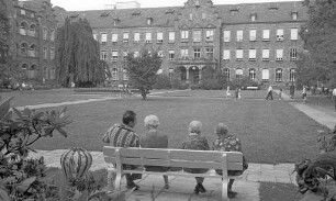 Sommertag in den Parkanlagen des Städtischen Krankenhauses.