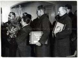 Gratulanten zum 75. Geburtstag Wilhelm Piecks im Haus der Volkskammer