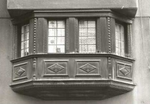 Dresden-Neustadt, Löwenstraße 12/10 / Ecke Bautzner Straße. Doppelwohnhaus mit Laden (1913). Erker (Nr. 12, Bautzner Straße, 1. Obergeschoß)