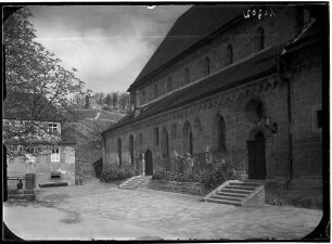 Weinsberg, Kirche mit Burgruine Weibertreu im Hintergrund (Detailansicht)
