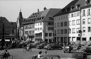 Freiburg i. Br.: Münsterplatz mit Kaffee Kühnle (weiter weg)