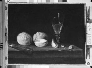 Stilleben: Glas, Messer, Nüsse