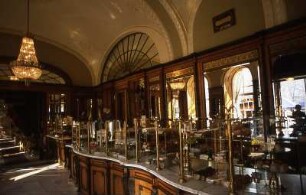 Budapest - Historische Konditorei : Historische Konditorei am Vörsemartyplatz. Aufgenommen in Budapest 2001
