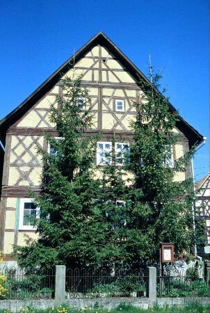 Pfarrhaus mit Sichtfachwerk im Giebel, Rautenmuster